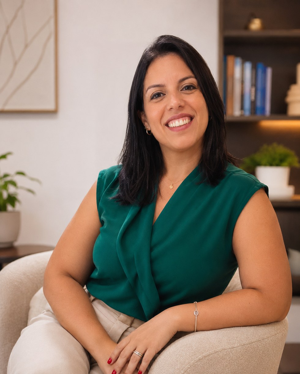 Fernanda Gandour sentada em consultório acolhedor
